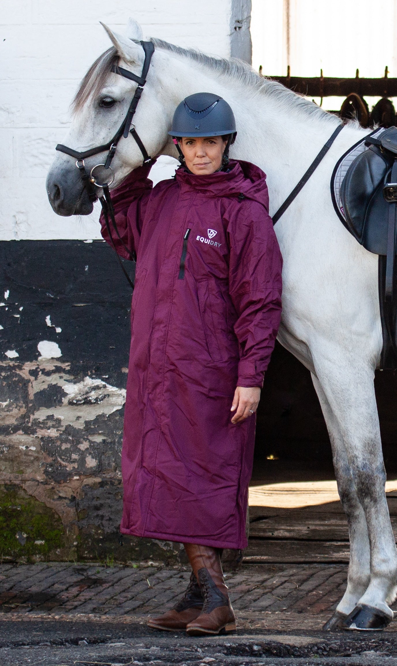 EQUIDRY women&#39;s thin fleece stowaway hood long waterproof horse riding coat in plum with horse