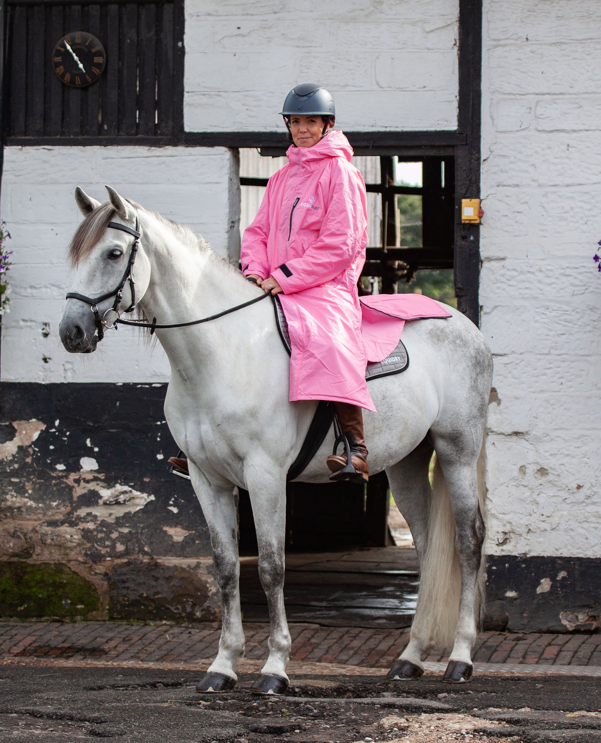 EQUIDRY women&#39;s thin fleece long waterproof horse riding coat in penelope pink on horse lifestyle 